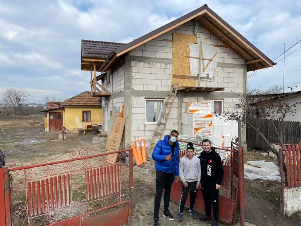 Benny Adegbuyi si Alin Huiu, alaturi de Georgica, pustiul din satul Cocani