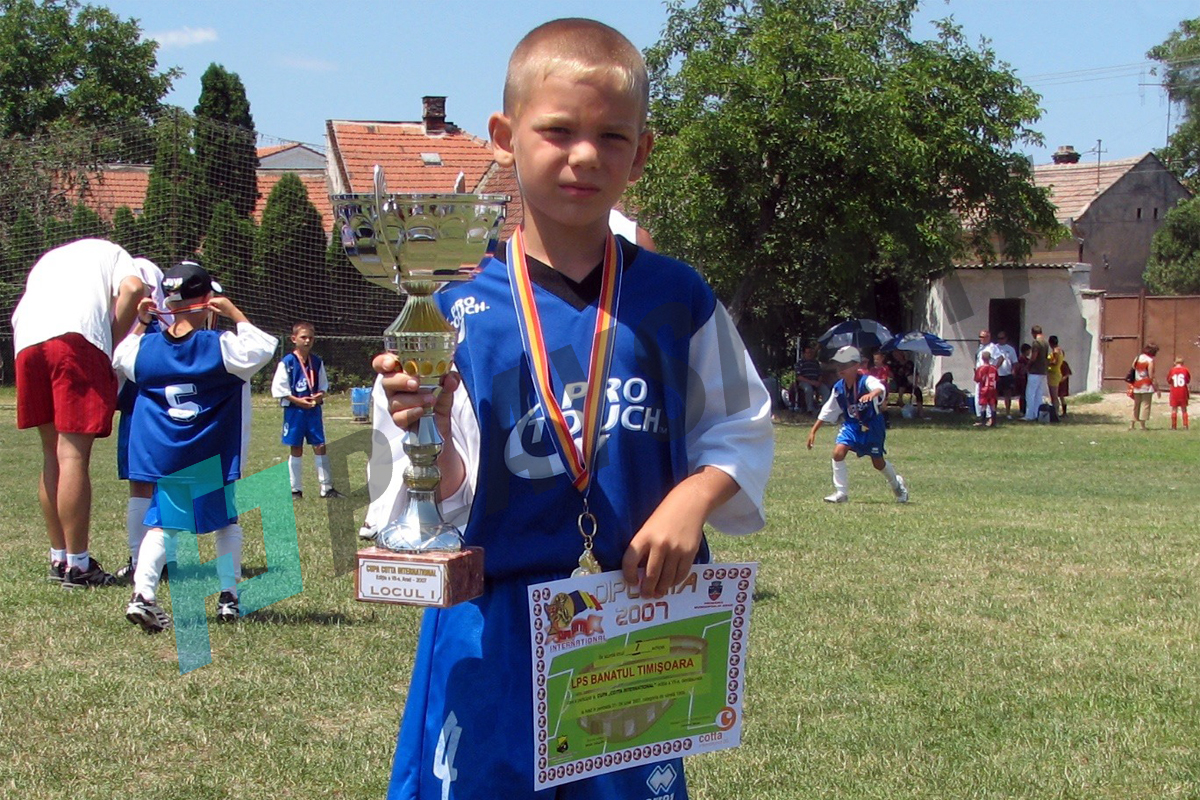 Haruț, la un pas de moarte! ”A căzut inert pe teren și și-a dat ochii peste cap!” Dezvăluiri tulburătoare ale primului său antrenor! Ce mare fotbalist i-a salvat viața