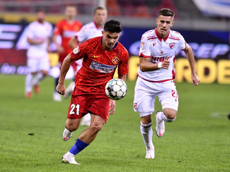 Umilit, dar pe bani buni! Cât ia pe lună fotbalistul aflat la cheremul lui Gigi