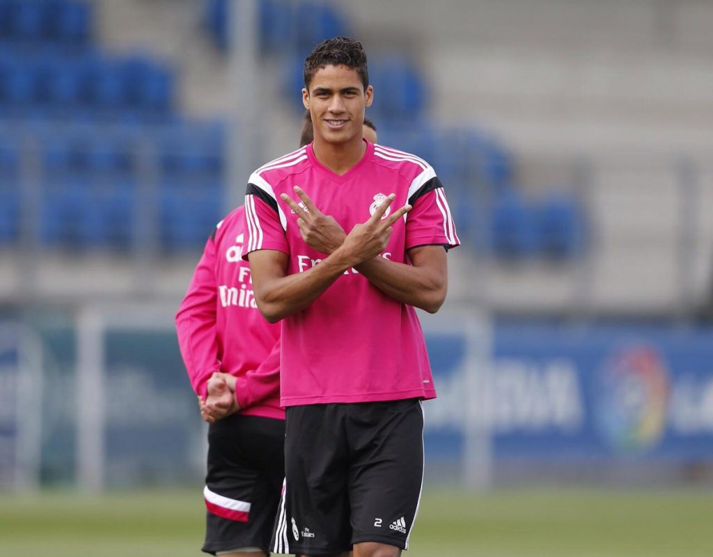 Raphael Varane ar putea deveni coleg cu van Dijk în centrul apărării lui Liverpool