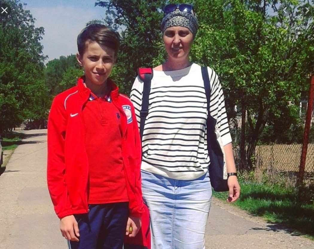 Octavian Popescu, împreună cu mama sa