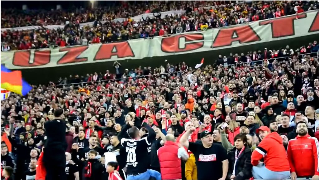 Fanii fac eforturi uriase pentru a o tine pe Dinamo in viata