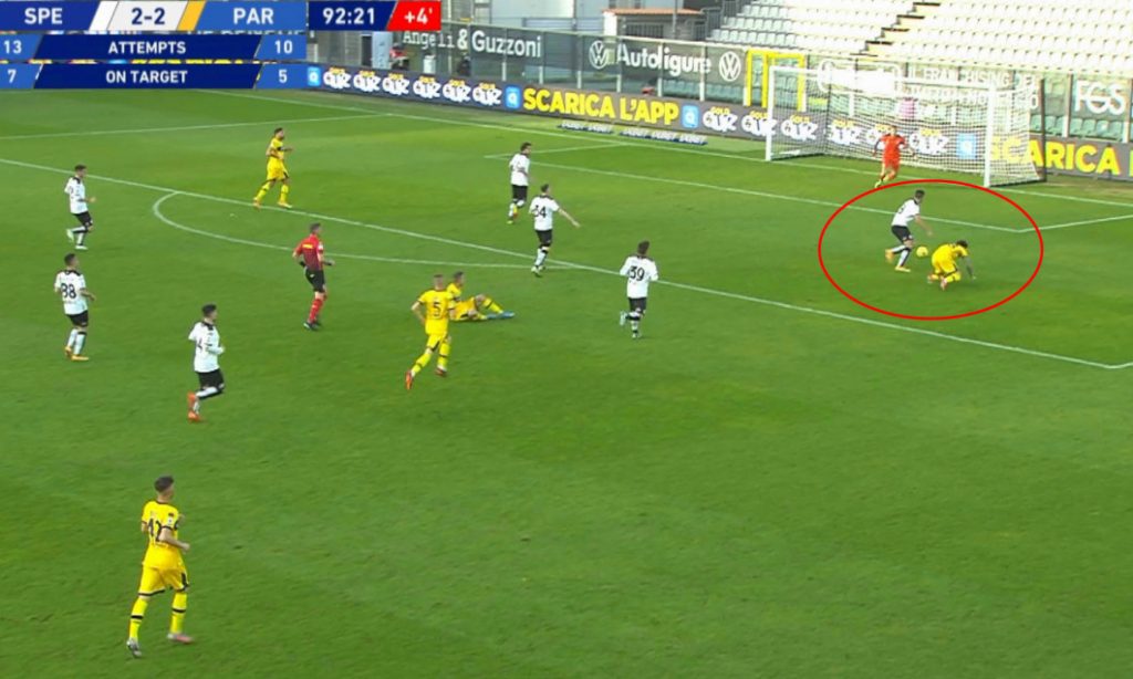 Dennis Man se împiedică, după o încercare pretențioasă în Spezia vs. Parma / Sursa Foto: Captură 