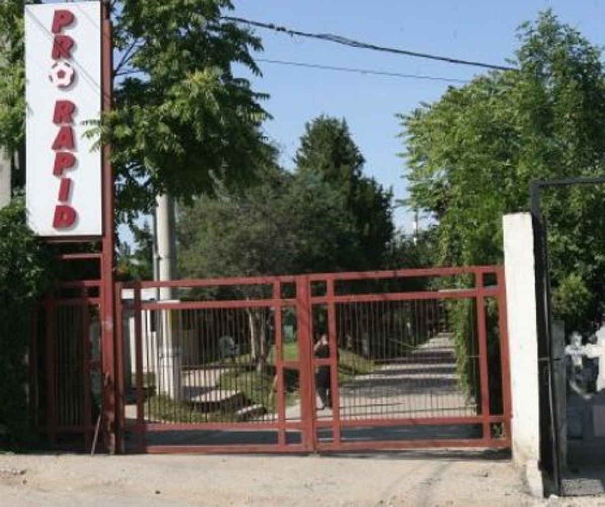 Baza „Pro Rapid” e nefolosită și se află într-o stare avansată de degradare