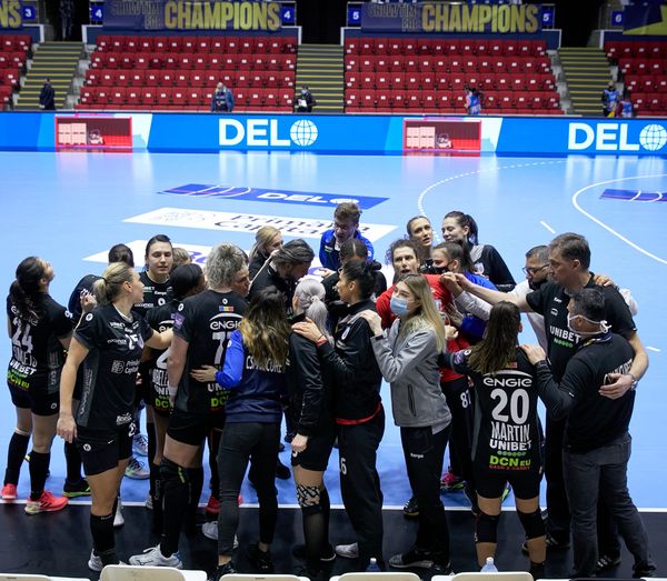 Adi Vasile şi alte cinci jucătoare au coronavirus, însă oficialii clubului au anunţat un nou transfer