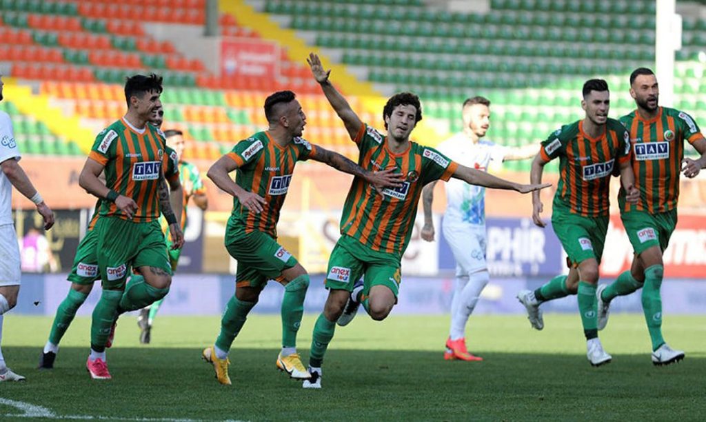 Sumudica si-a iesit din minti dupa ce Rizespor a pierdut meciul cu Alanyaspor in prelungiri Sursa: Fotomac