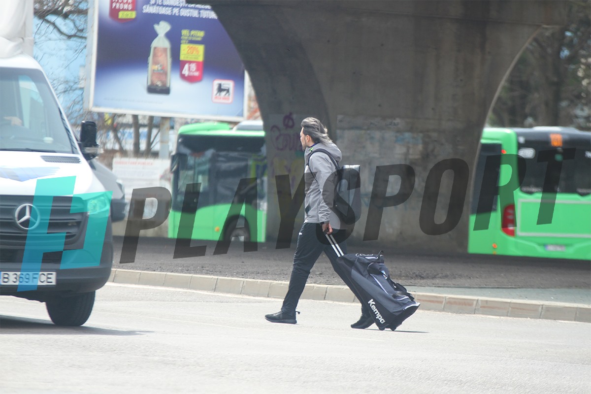 Adi Vasile, jonglând printre mașini pentru a ajunge la autocarul lui CSM București