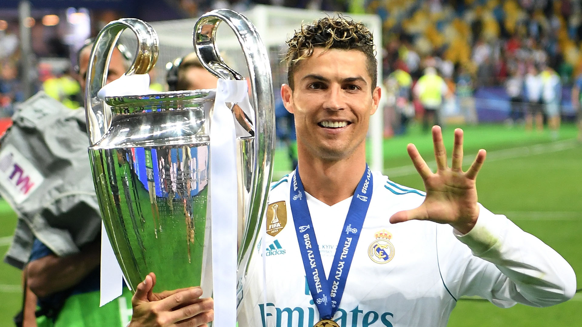 Ronaldo are cinci trofee de Champions League cucerite: patru cu Real Madrid și unul cu Manchester United