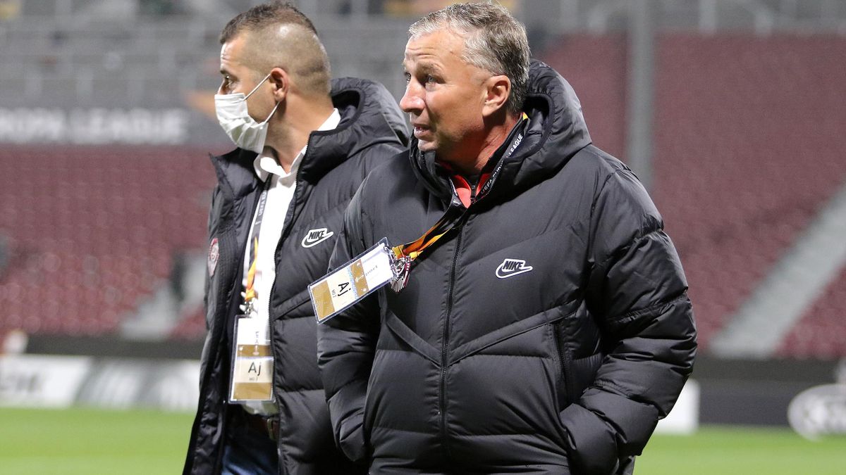 Dan Petrescu a câștigat patru titluri de campion în Liga I: unul cu Unirea Urziceni și trei cu CFR Cluj
