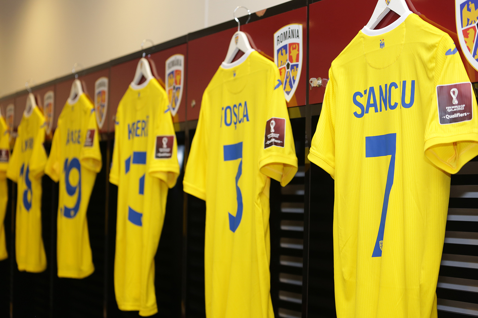 Vestiarul „tricolorilor” e pregătit. Jucătorii ajung la stadion în jurul orei 20:10