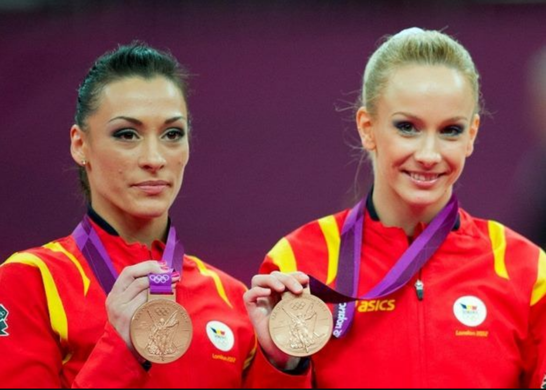 Cătălina Ponor este triplă campioană olimpică la Jocurile Olimpice de la Atena, 2004