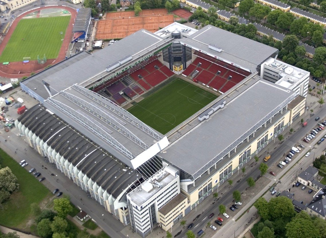 38.065 de locuri este capacitatea stadionului din Copenhaga
