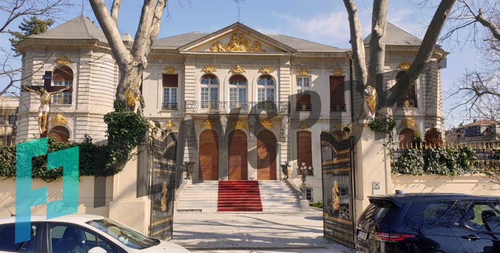 La Becali la palat, circul este garantat! Imagini ireale cu milionarul, scos din minți de zeci de oameni nevoiași! A scos banu' și-a fugit