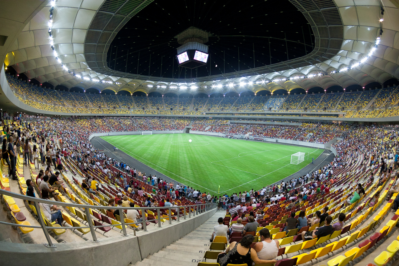 Arena Națională din București are o capacitate de 55.000 de locuri. La Euro 2020, pe stadion vor putea avea acces 12.000 de fani, anunță FRF