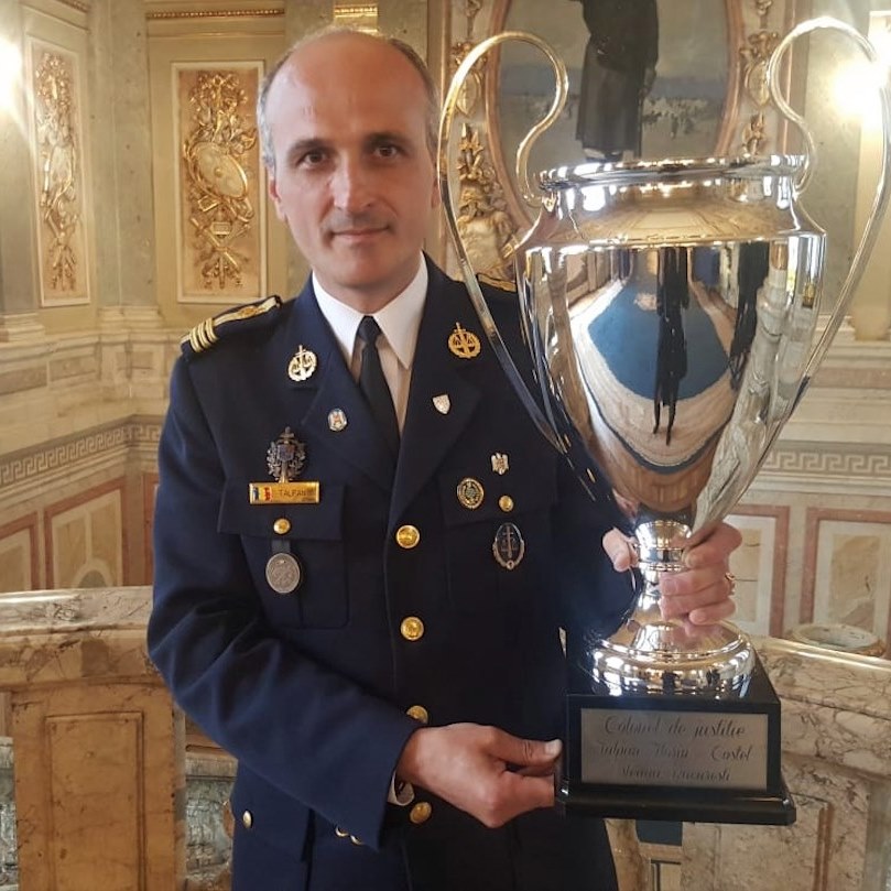 Talpan întoarce armele! Atac violent la Ogăraru: ”Ia 4.000 de euro pe lună, ca să-și pună poze pe Facebook!”