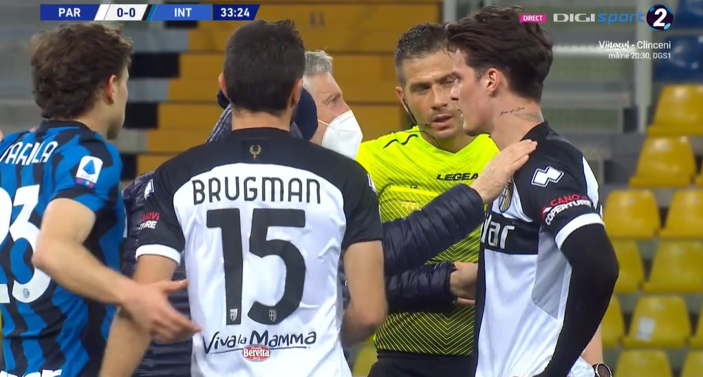 Dennis Man a avut nevoie de îngrijiri medicale după ce s-a ciocnit de Bastoni