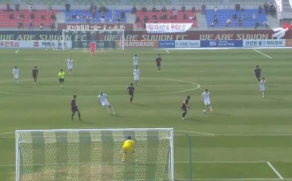 Dupa o recuperare la mijlocul terenului, Sergiu Bus (la minge) a facut coyrsa impetuoasa si a marcat golul victoriei echipei sale