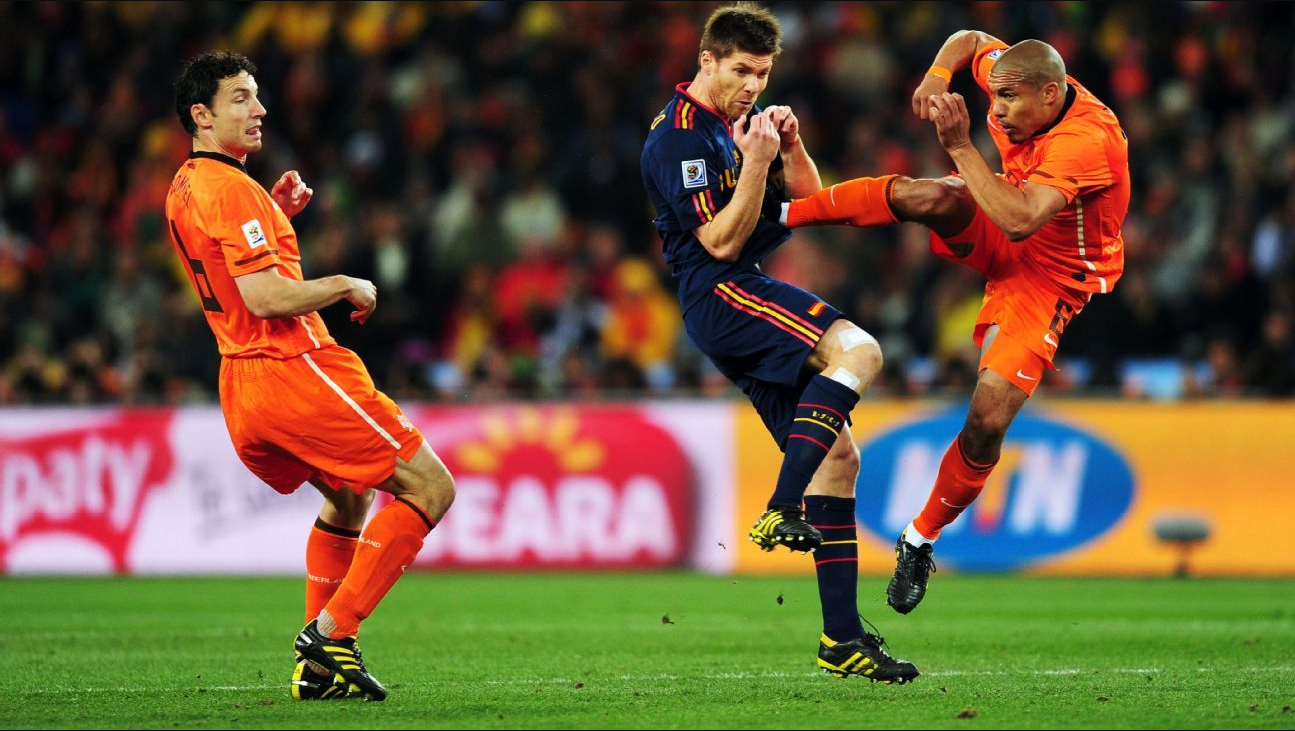 Xabi Alonso, faultat de Nigel de Jong în finala Cupei Mondiale din 2010 