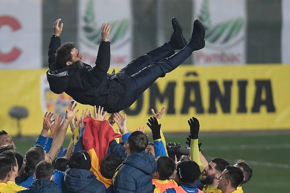 Selectionerul Adrian Mutu, saltat pe brate de „tricolorii mici”, dupa calificarea la turneul final