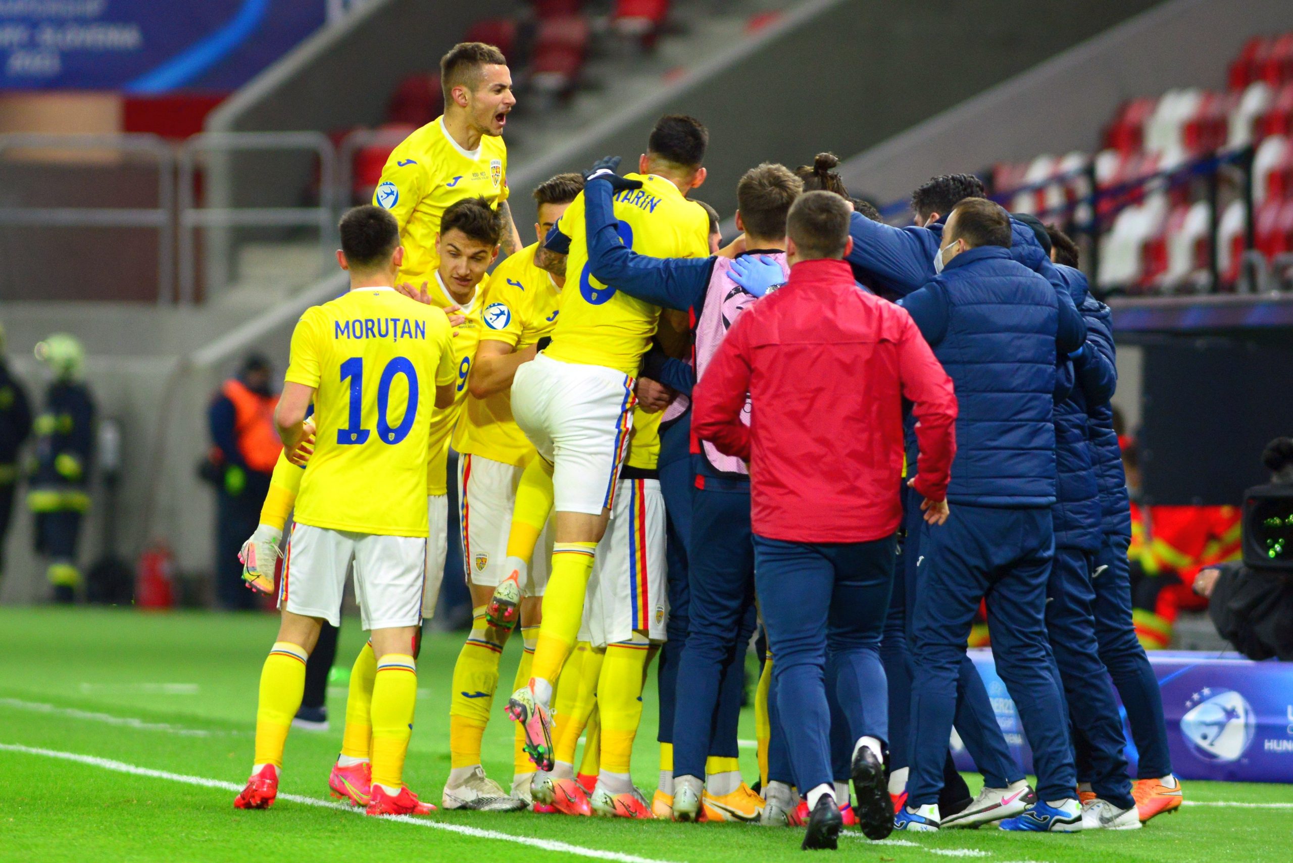 Mutu e obligat să facă două schimbări în „primul 11”: Marin și Ganea, ambii suspendați