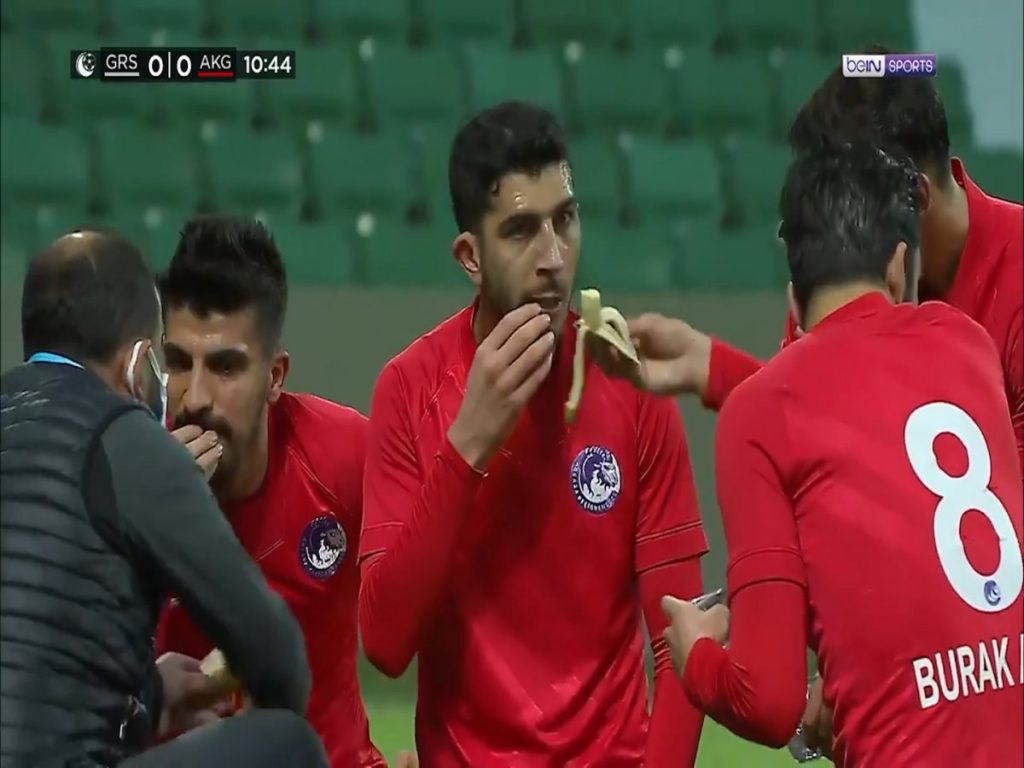 Când religia întâlnește fotbalul! Jucătorii s-au apucat de mâncat semințe și banane. Portarul a savurat un ceai