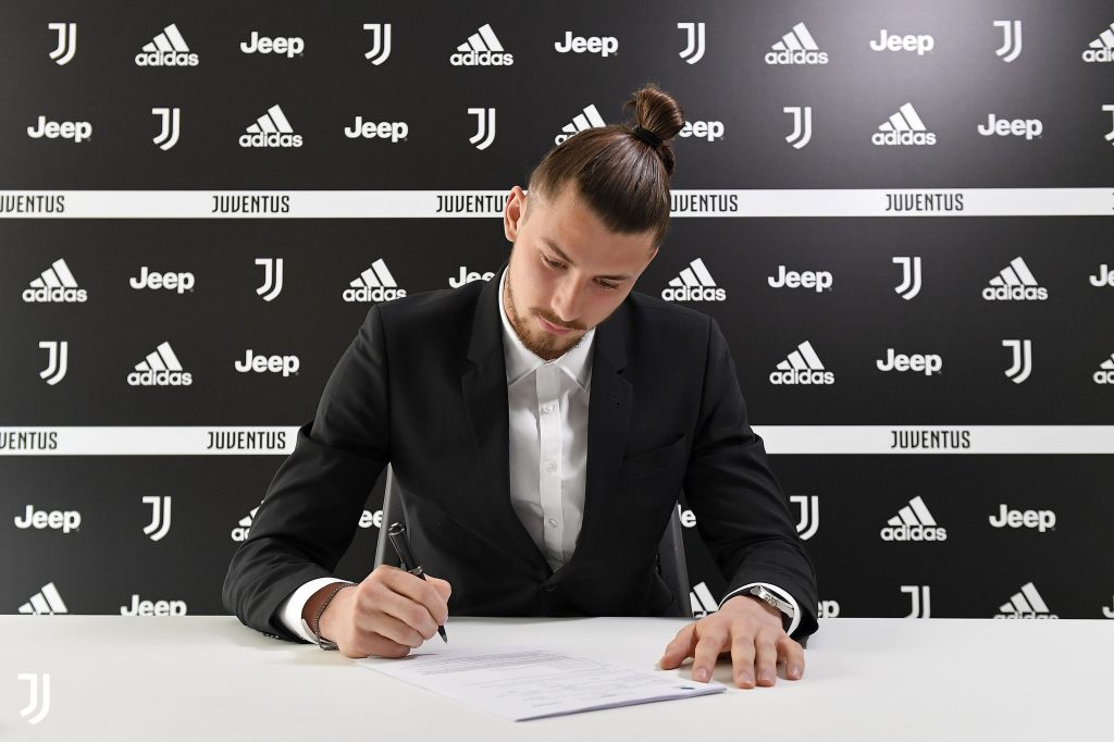E oficial! Radu Drăgușin a semnat contractul cu Juventus! Salariu important pe care îl va avea românul de 19 ani