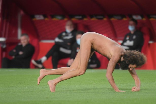 Granada - Manchester, un bărbat a pătruns dezbrăcat pe teren 