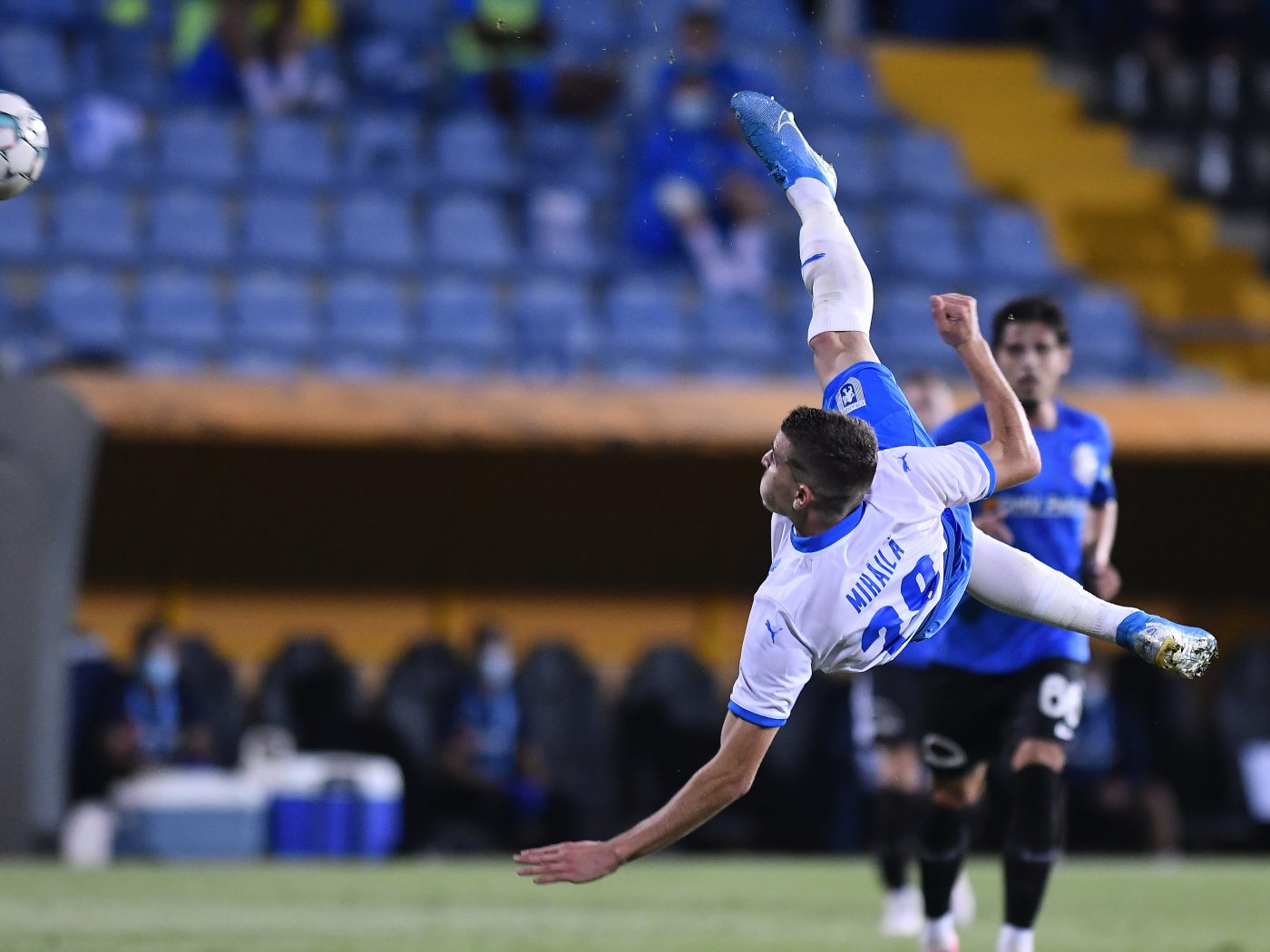 Valentin Mihăilă îi lasă locul de titular lui Dennis Man