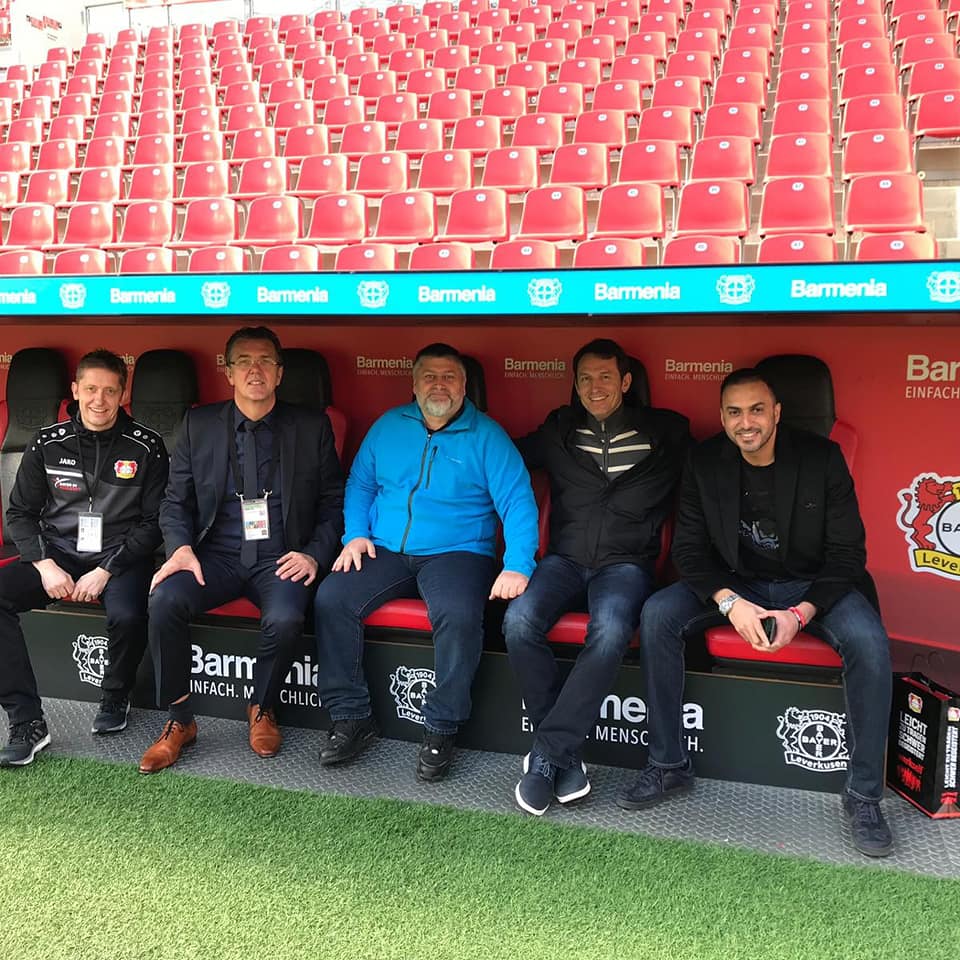 Romanul Daniel Lupasc, in centrul imaginii, pe stadionul din Leverkusen