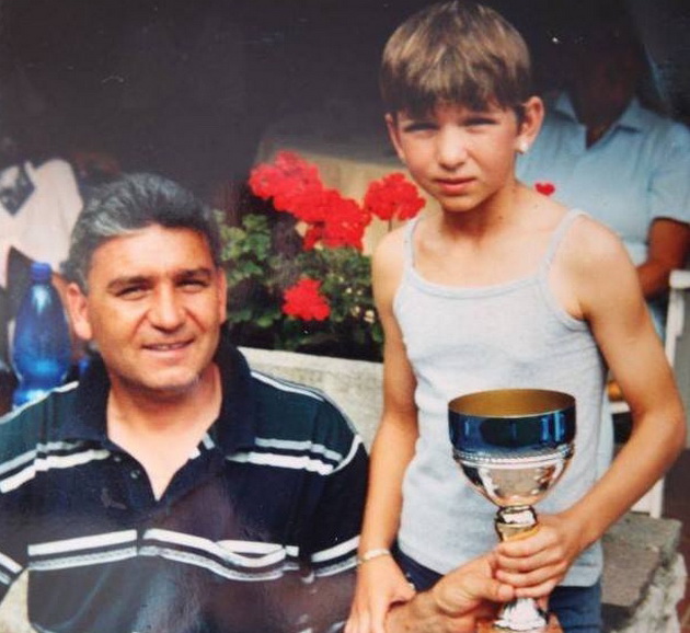 Simona Halep în copilărie, mândră de cupa sa