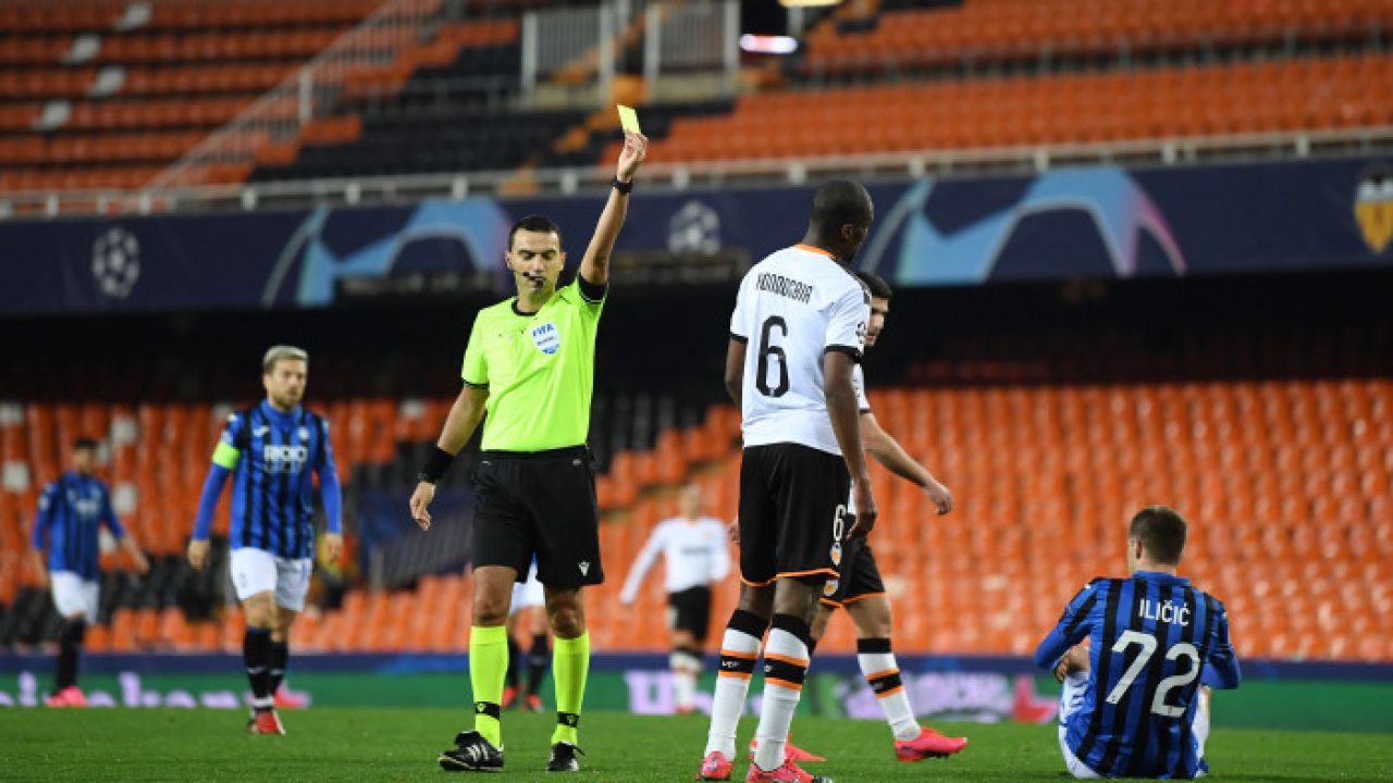 Ovidiu Hațegan oferind un cartonaș galben