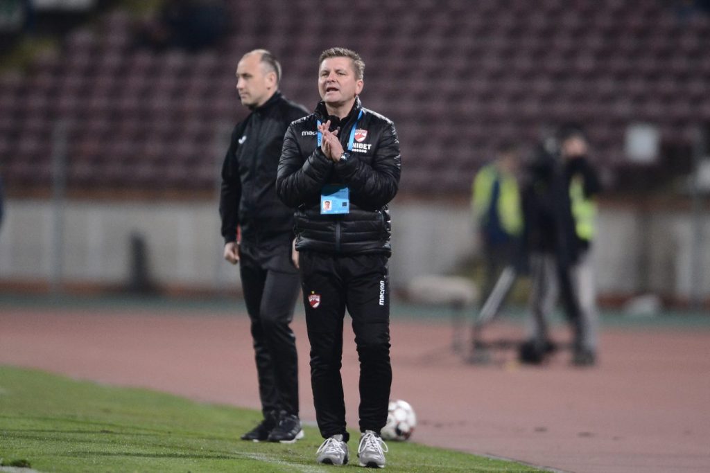 I s-a pus cruce si lui Uhrin. Antrenorul ceh al lui Dinamo este ironizat de un fost jucator al „cainilor”