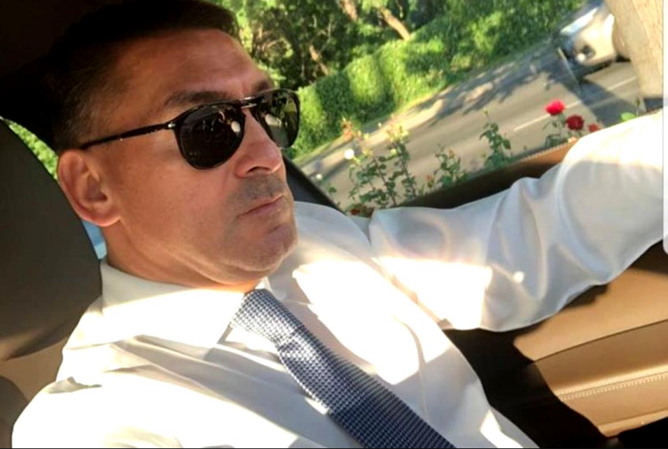  Ilie Dumitrescu este cunoscut ca fiind un colecţionat de tablouri 