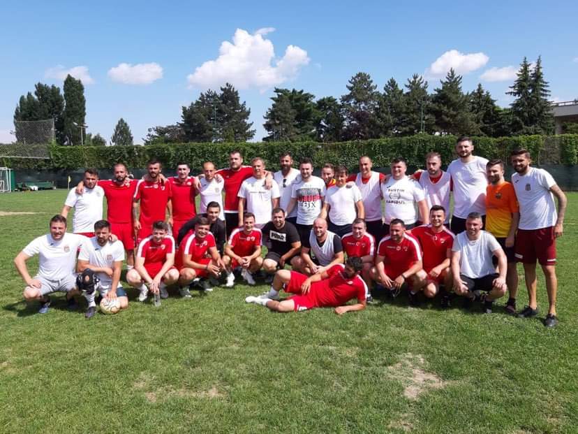 Ștefan Radu, jos, in centru, la reunisrea grupei 1985 din anul 2019