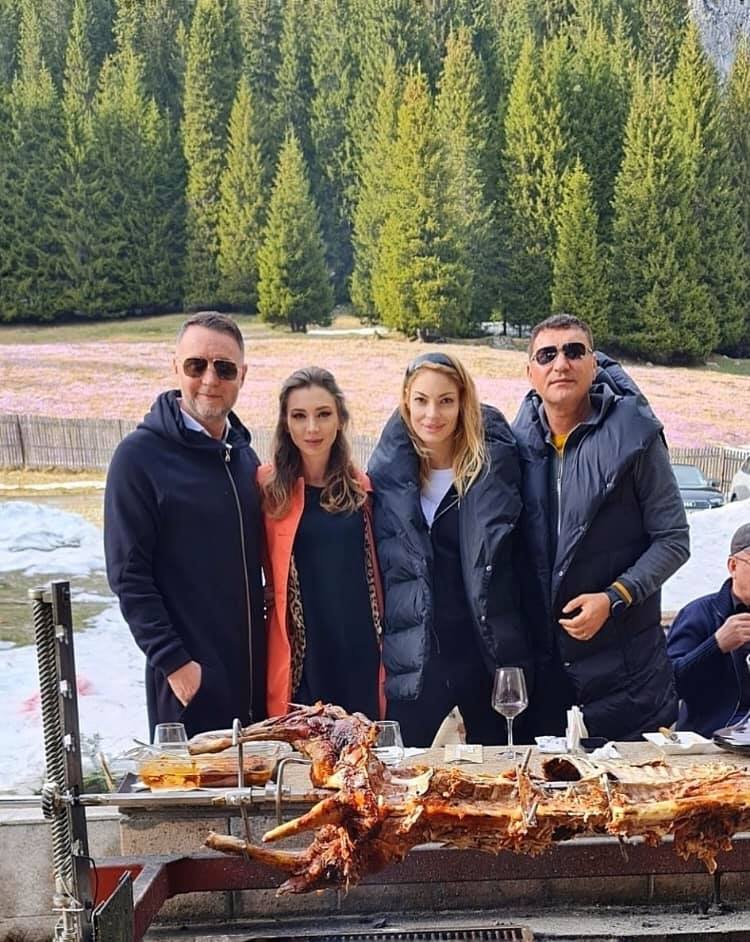 Cristi Borcea si Valentina Pelinel, alături de prieteni apropiați