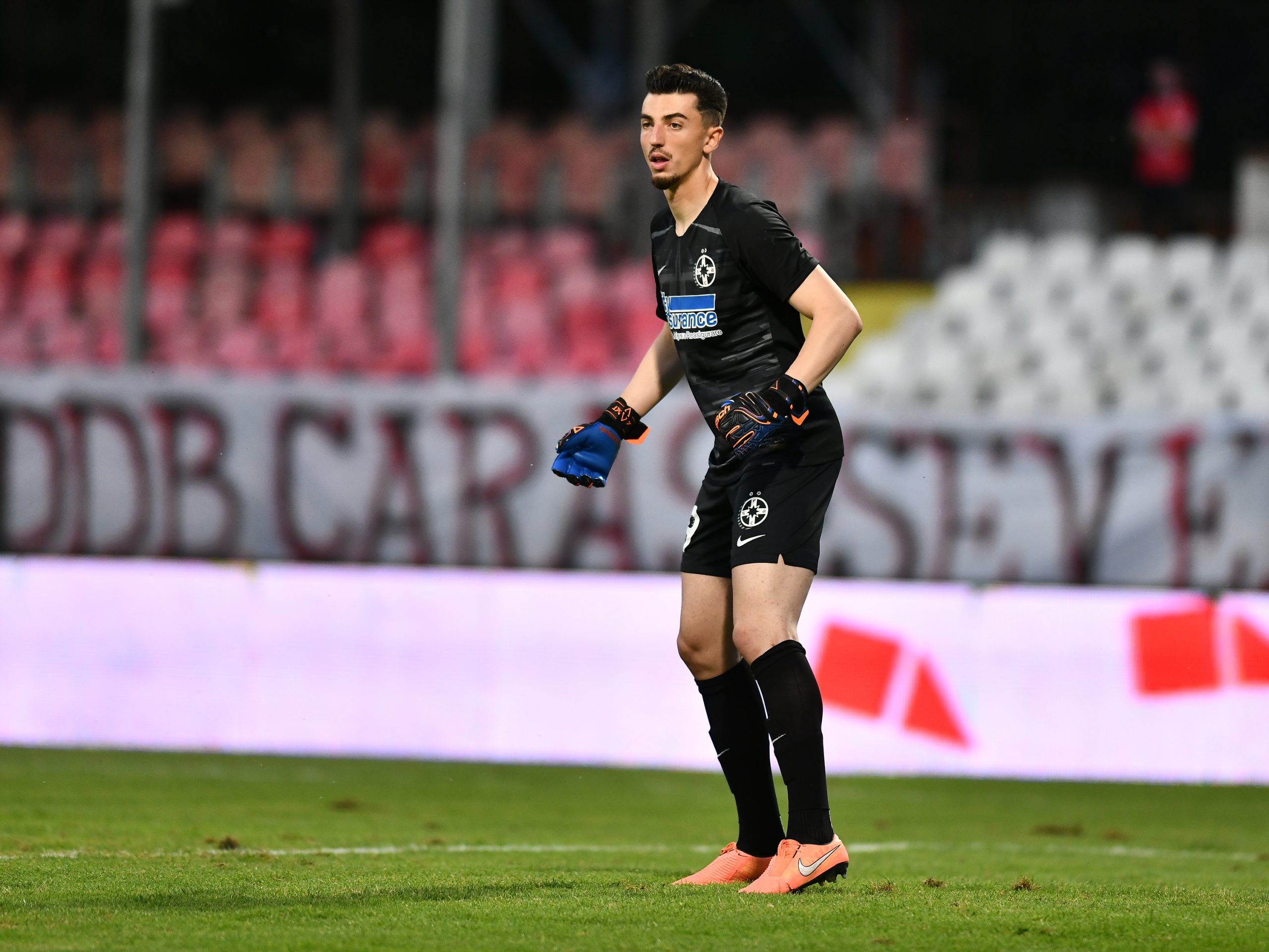 Andrei Vlad, portarul FCSB, convocat la naționala României