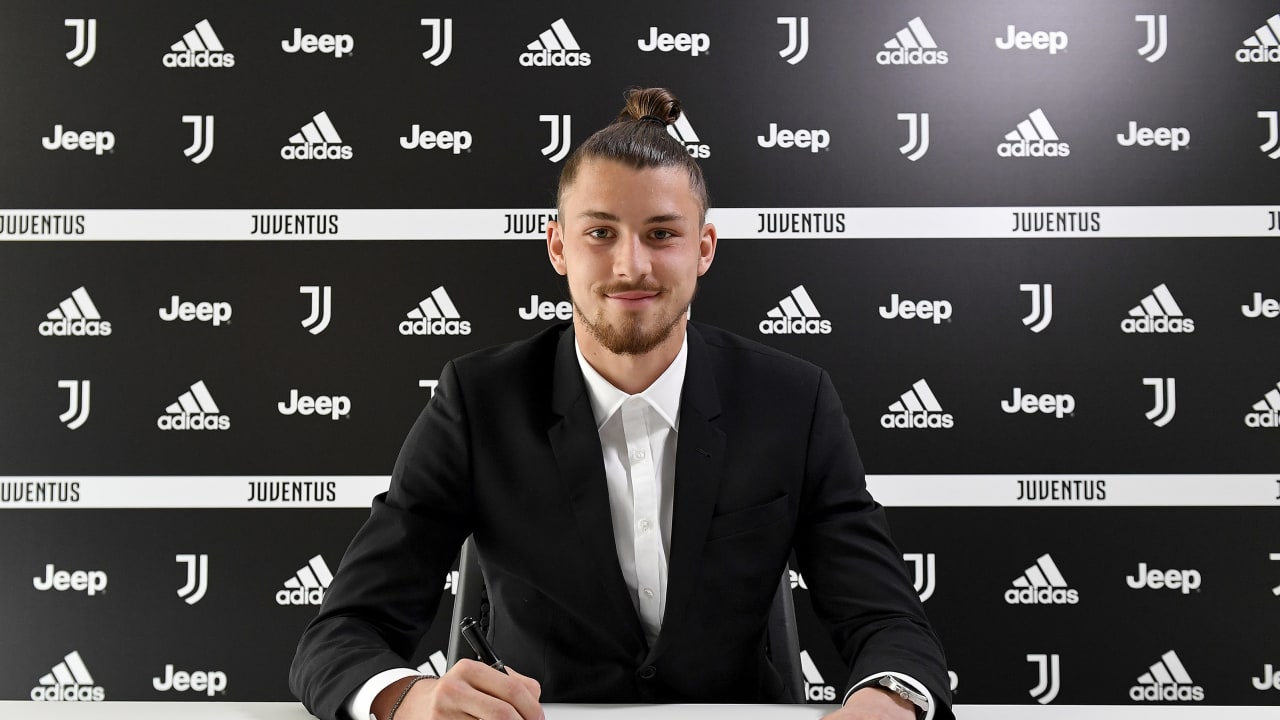 Juventus nu-l lasă pe Radu Drăgușin să plece