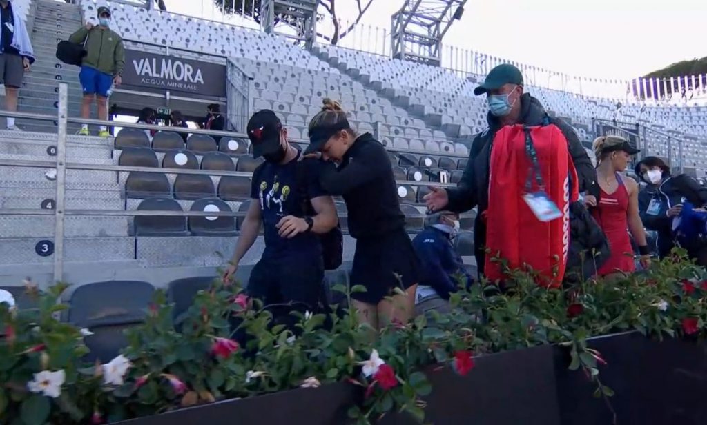 Simona Halep, in lacrimi, nu a putut parasi terenul pe propriile picioare la Roma