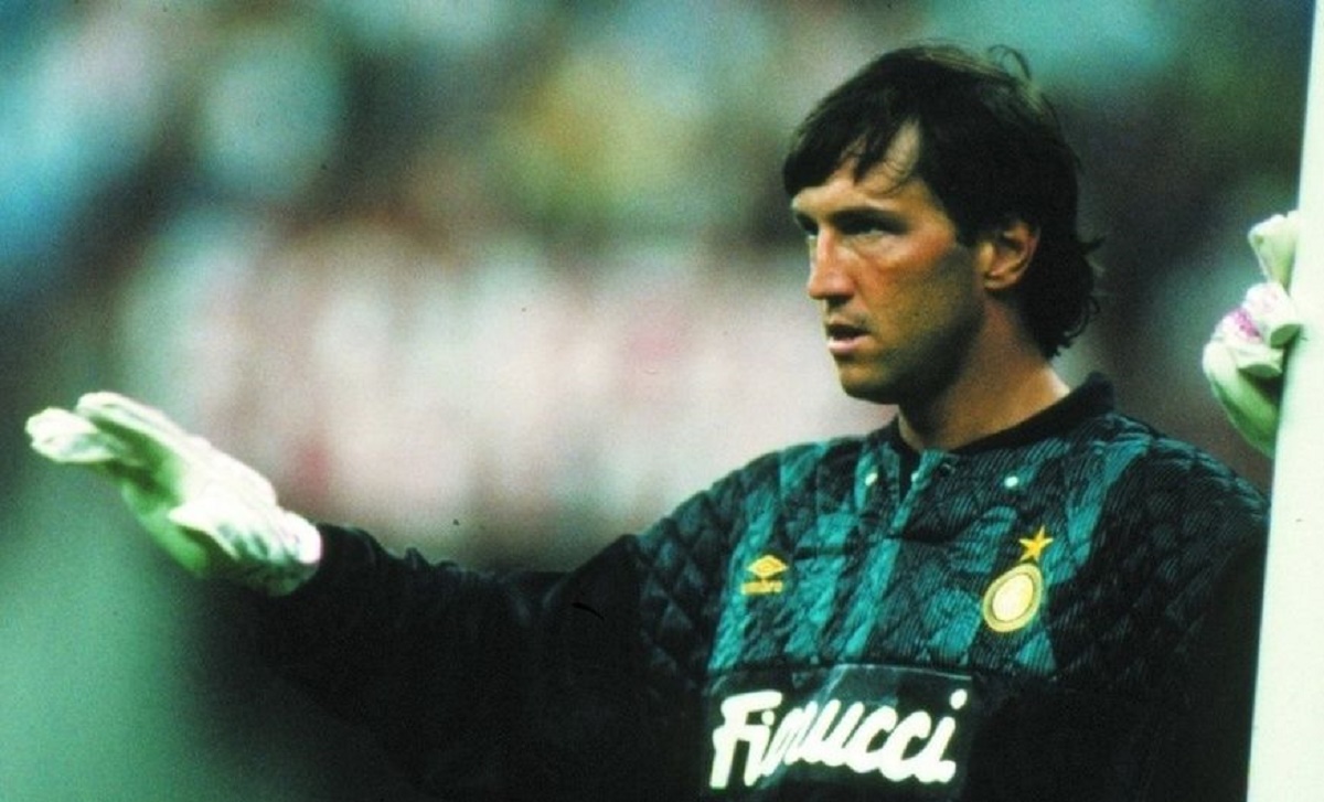 Crescut de Inter, Zenga a jucat pe Giuseppe Meazza între 1982 și 1994 și a câștigat un titlu în Serie A și două Cupe UEFA