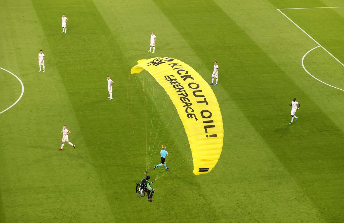 Un activist Greenpeace a provocat un incident straniu la meciul Germania - Franța de la Euro 2020