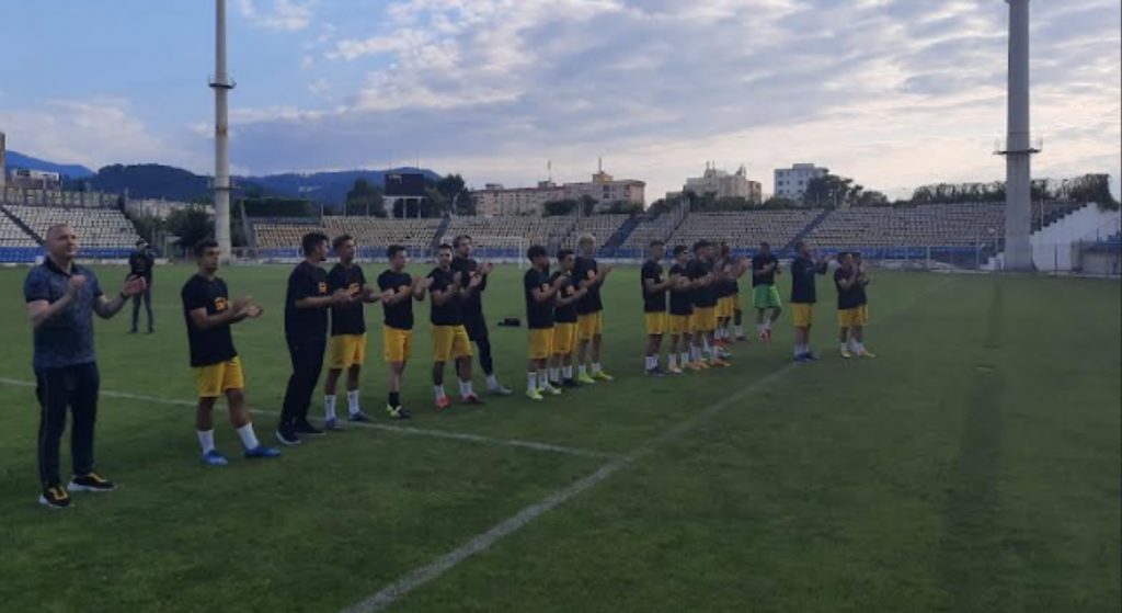 VIDEO. Atmosferă de sărbătoare la reunirea "stegarilor" de la SR Brașov. Unul dintre fani și-a cerut iubita în căsătorie