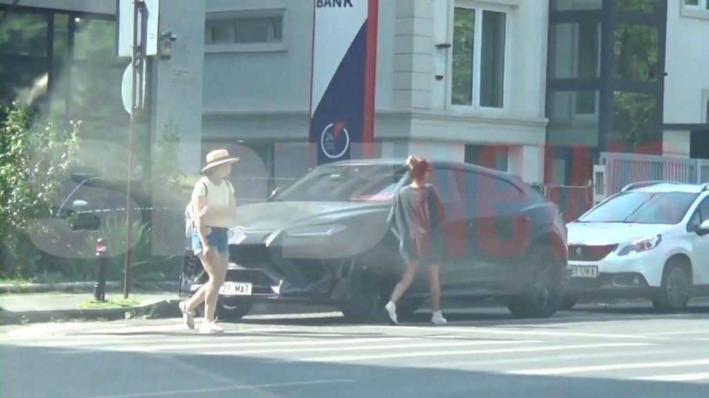 Sotia selectionerului Mirel radoi si-a lasatbolidul de lux pe trecerea de pietoni