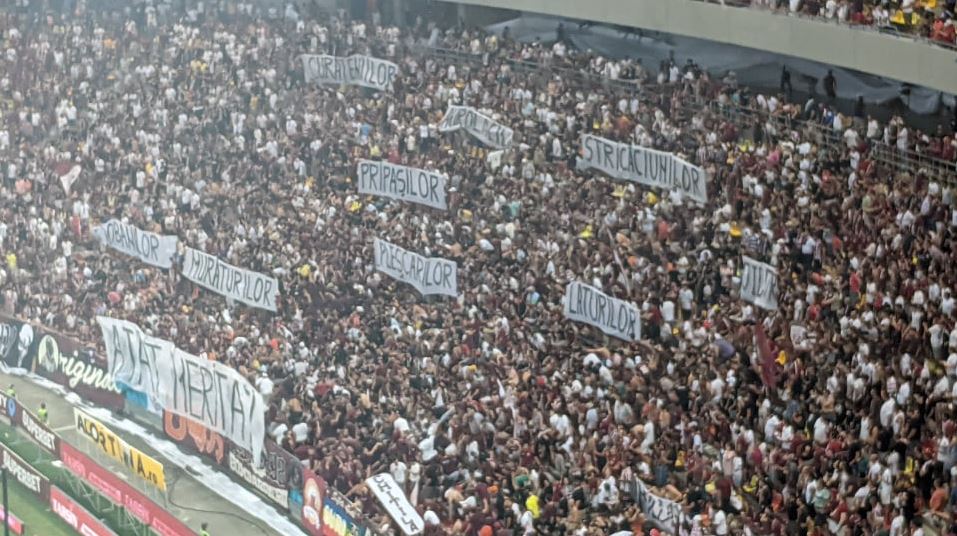 Suporterii Rapidului au afișat mai multe bannere jignitoare la adresa rivalilor
