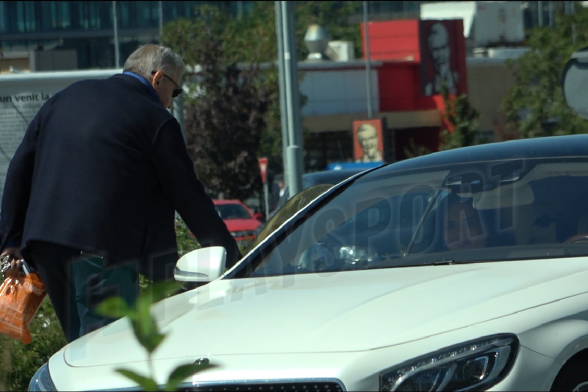 Ca un adevărat domn, Ilie Năstase i-a deschis portiera soției sale