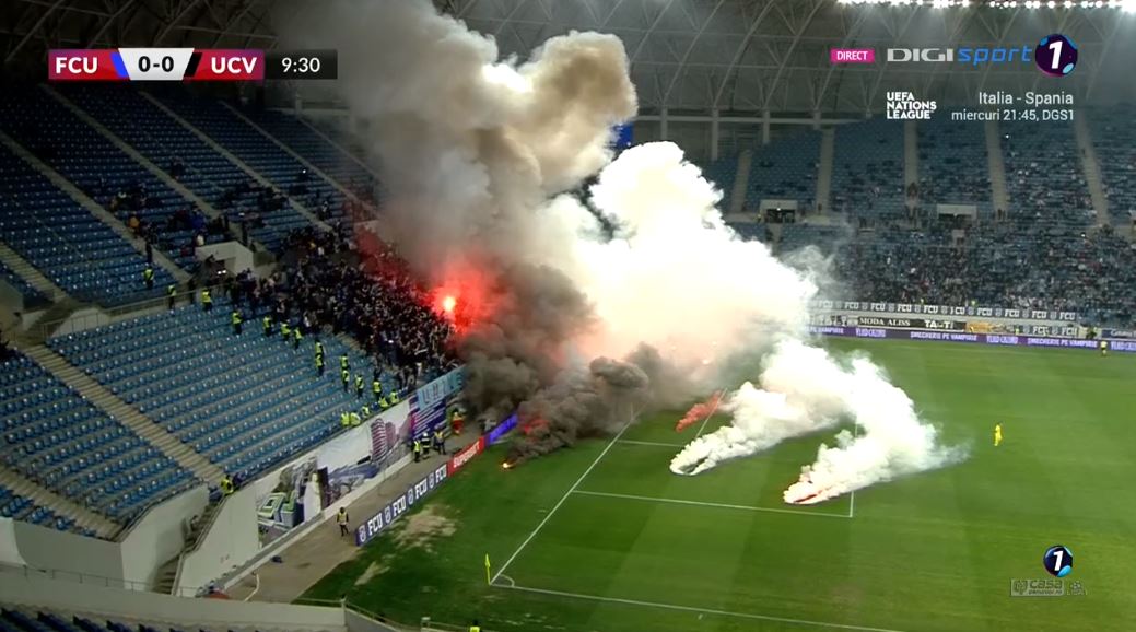 Fanii au aruncat torțe în teren