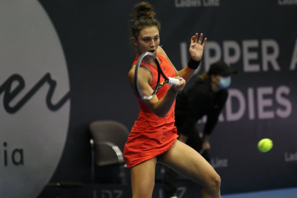 Jaqueline își face serviciul și câștigă primul game. FOTO: PlaySport.ro