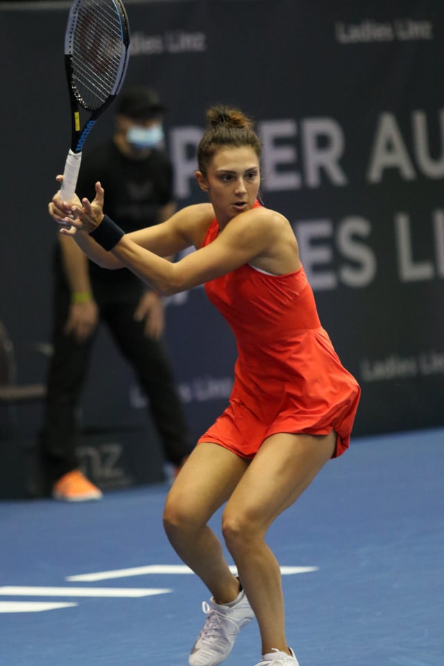 Jaqueline câștigă primul set împotriva Veronikăi Kudermetova. FOTO: PlaySport.ro