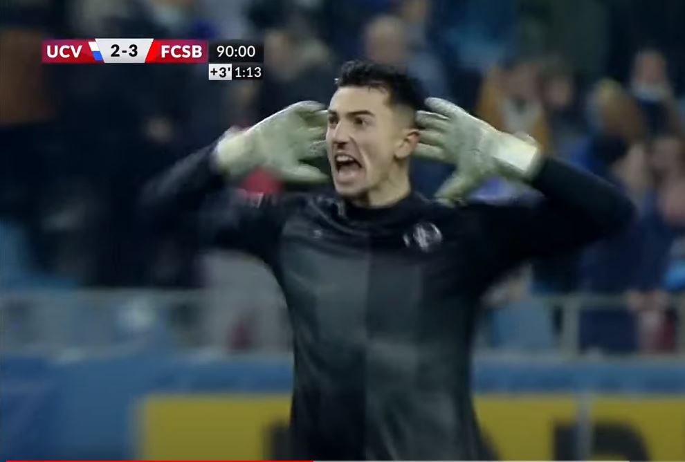 Gestul făcut de Andrei Vlad către fanii Craiovei. Sursă foto: Youtube Fotbal România