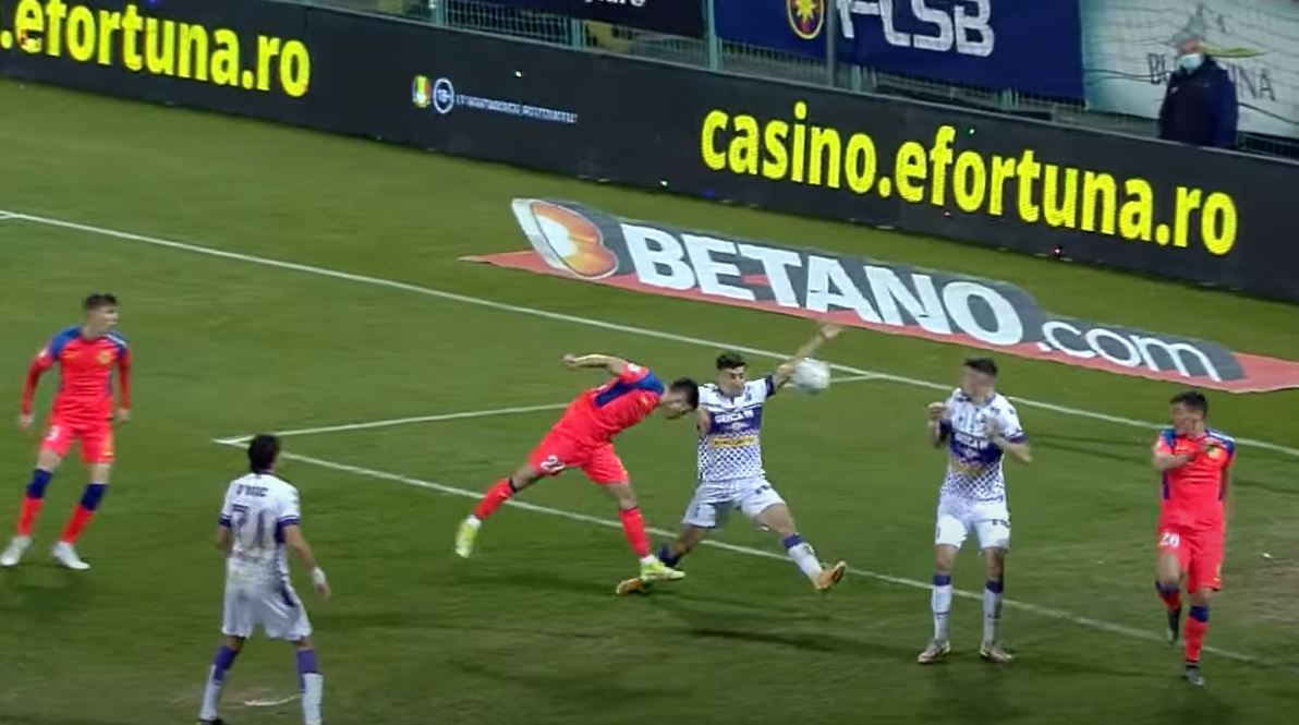 Arbitrul a fluierat inințial henț la Tofan, după care a validat golul lui Vali Gheorghe. FOTO: YouTube @Fotbal Romania