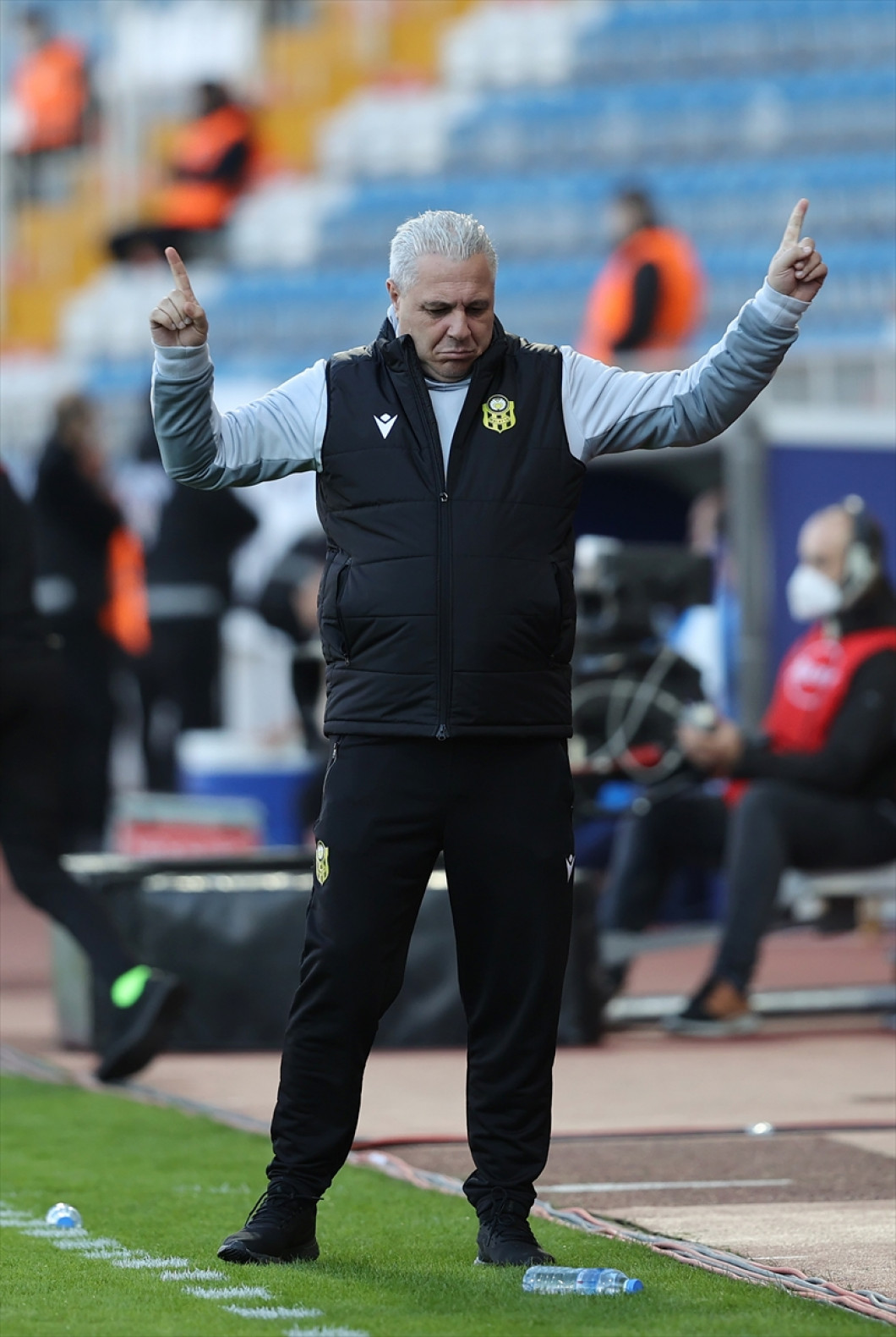 Marius Șumudică, gesticulând la marginea terenului. Sursa foto: Twitter @trtspor